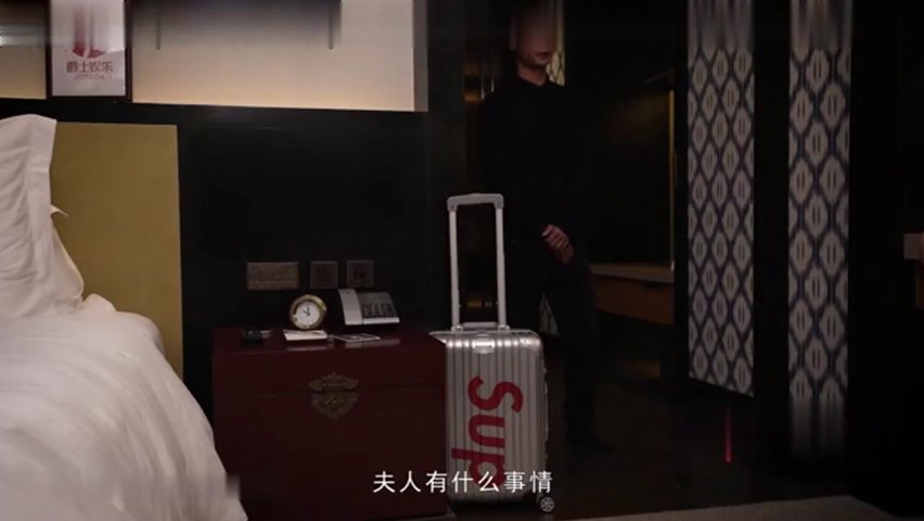 美少妇寂寞难耐洗澡时被司机偷看后竟直接把他叫进来吃鸡巴啪啪